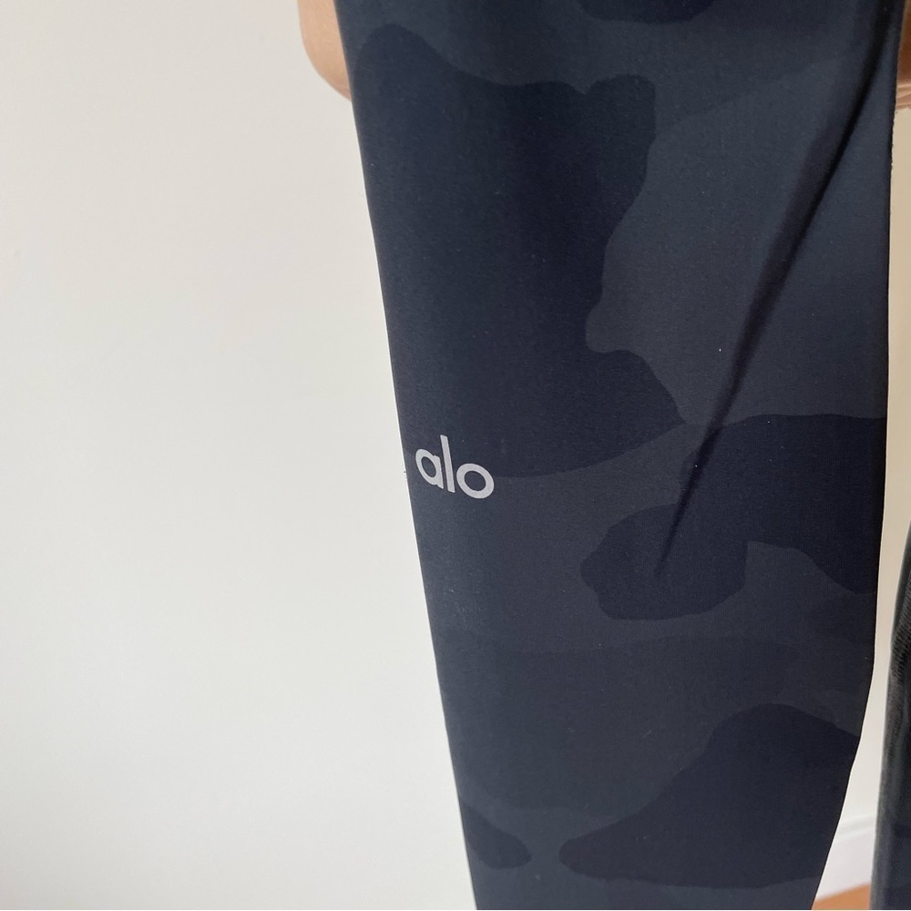 ALO YOGA Gray Vapor Putty Camo-Print High-Waist Performance Leggings EUC Size XS - Picture 6 of 8